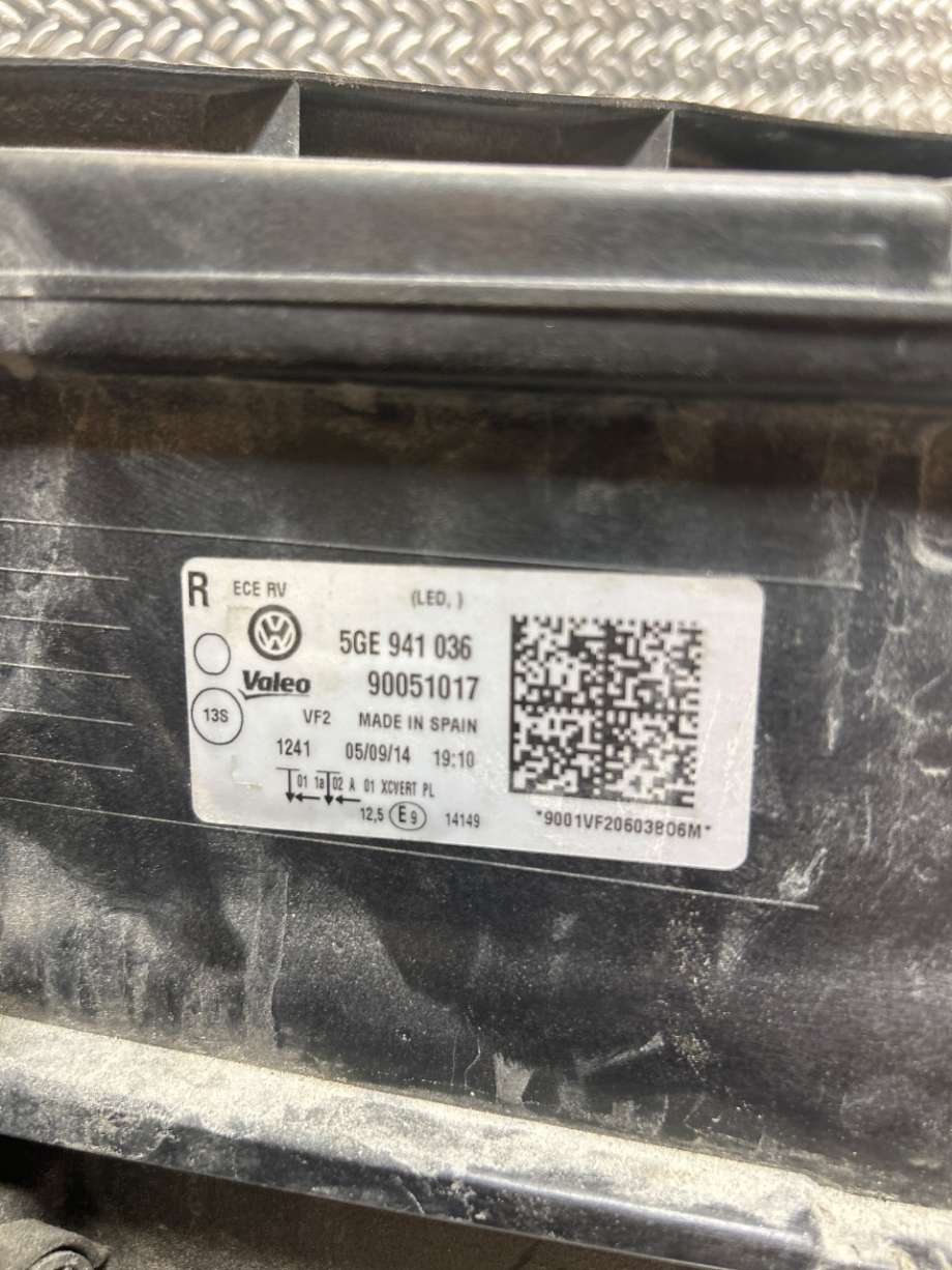 Frontlykt høyre halogen til VW e-Golf 2014-2017 (Fase 1)  (VOLKSWAGEN|5GE941774|5GE 941 774|5GE941036)