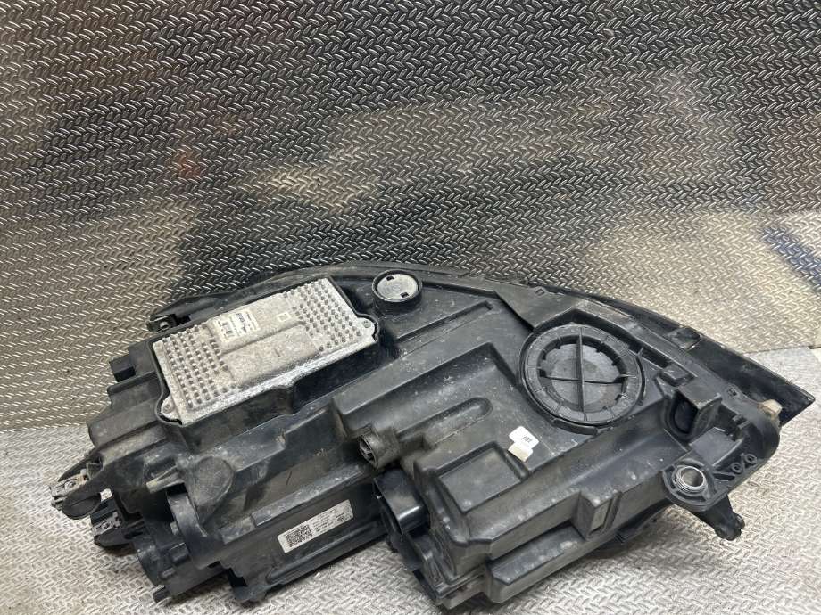 Frontlykt høyre halogen til VW e-Golf 2014-2017 (Fase 1)  (VOLKSWAGEN|5GE941774|5GE 941 774|5GE941036)