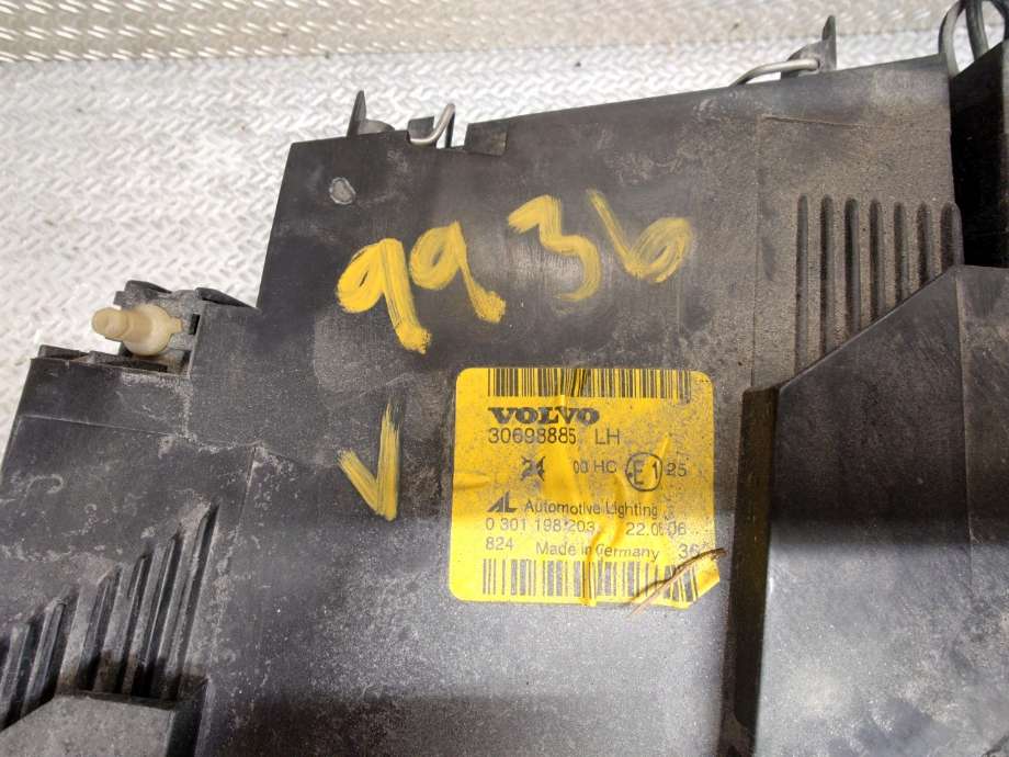 Frontlykt venstre halogen til Volvo V50 2004-2007 (Fase 1)  (VOLVO|31335221|30698885)