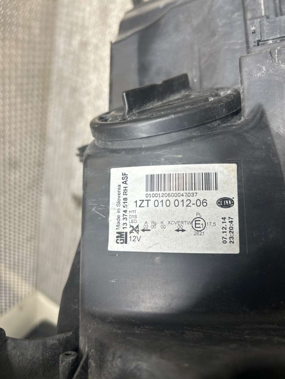 Frontlykt høyre xenon til Opel Astra J 2010-2015 (OPEL|13398145|13306934|1ZT01001206)