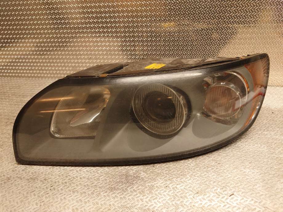 Frontlykt venstre halogen til Volvo V50, 2004-2007 (Fase 1)  (VOLVO|30698885)