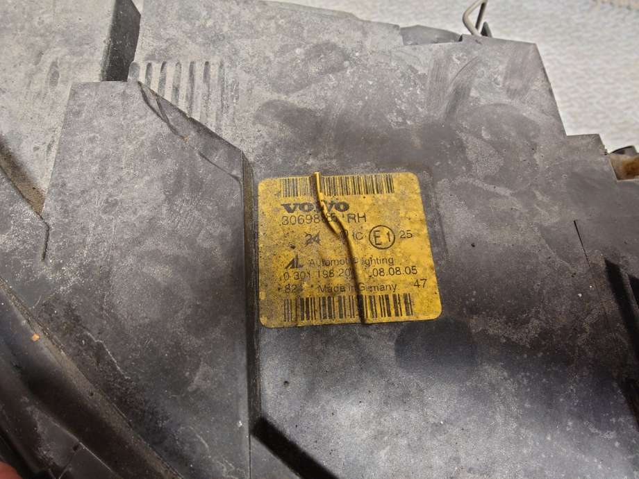 Frontlykt høyre halogen til Volvo V50 2004-2007 (Fase 1)  (VOLVO|30698886|31335222)