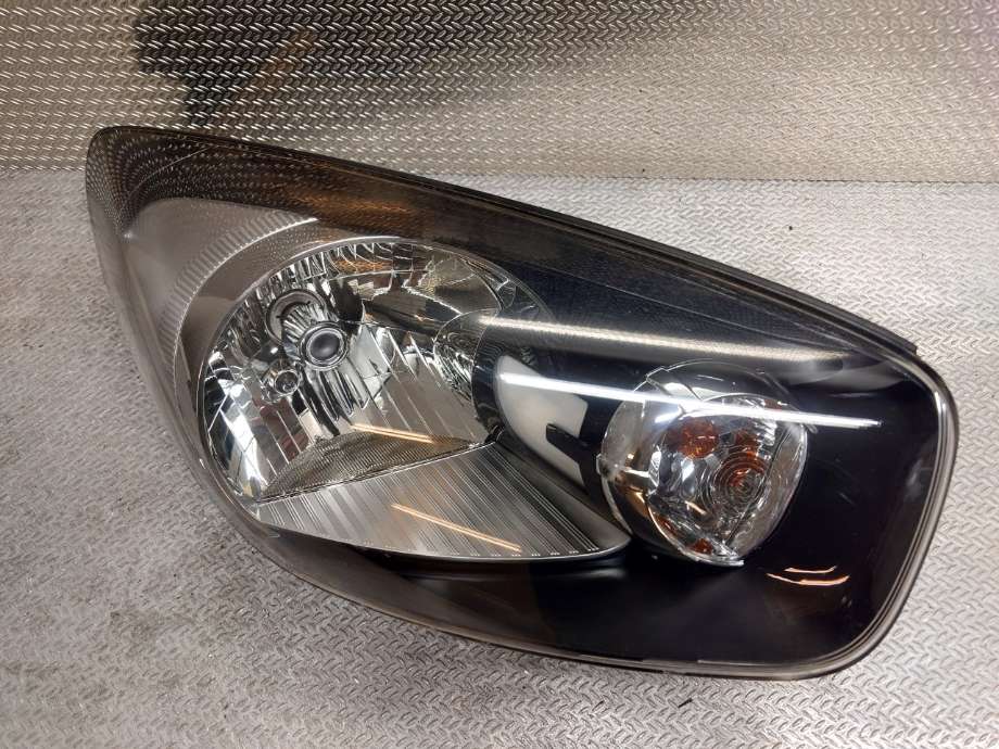 Frontlykt høyre halogen til Kia Picanto 2011-2017 (Type II) (KIA|921021Y011|92102 1Y011|)