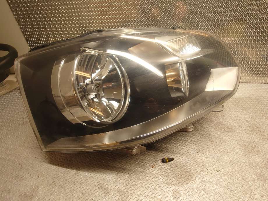 Frontlykt høyre halogen til VW Transporter / Caravelle 2009-2015 (Fase 2) (T5) (T5) (VOLKSWAGEN|7E1 941 016 S|7E1 941 016 C|7E1941016C)