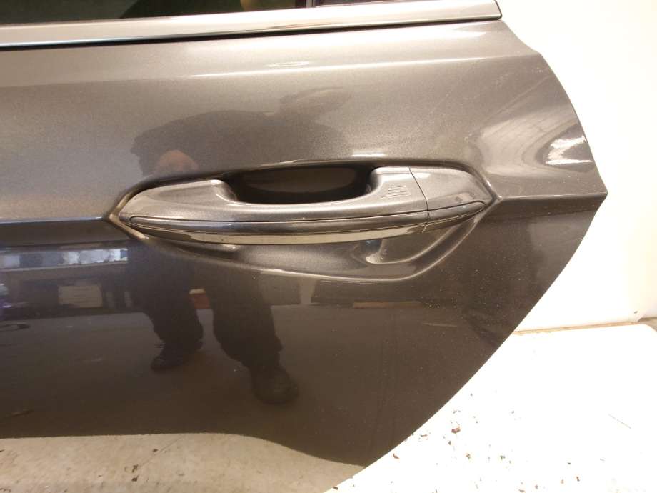 Dørhåndtak utv venstre bak til Ford Mondeo, 2014-2019 (Type V, Fase 1)  (FORD|JG93-F26605-CAXWAA)