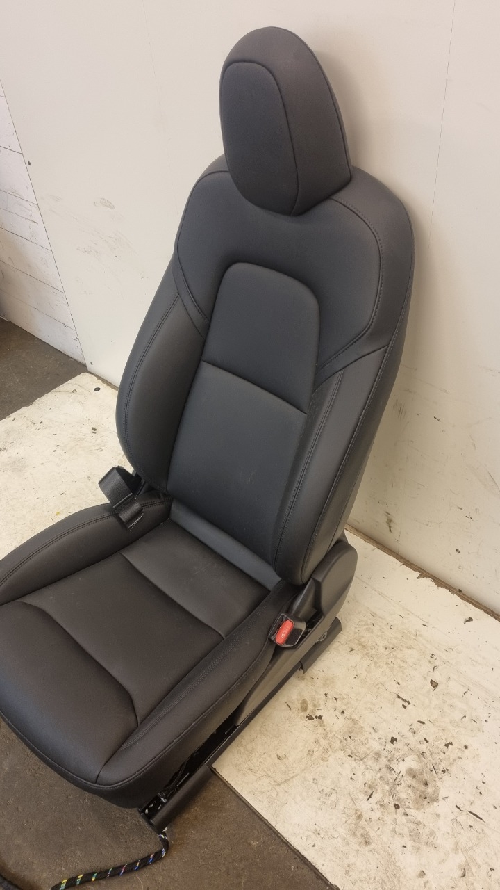 Sete foran høyre til Tesla Model Y 2021-2024 (Type I) (TESLA||1456943-SN-E)