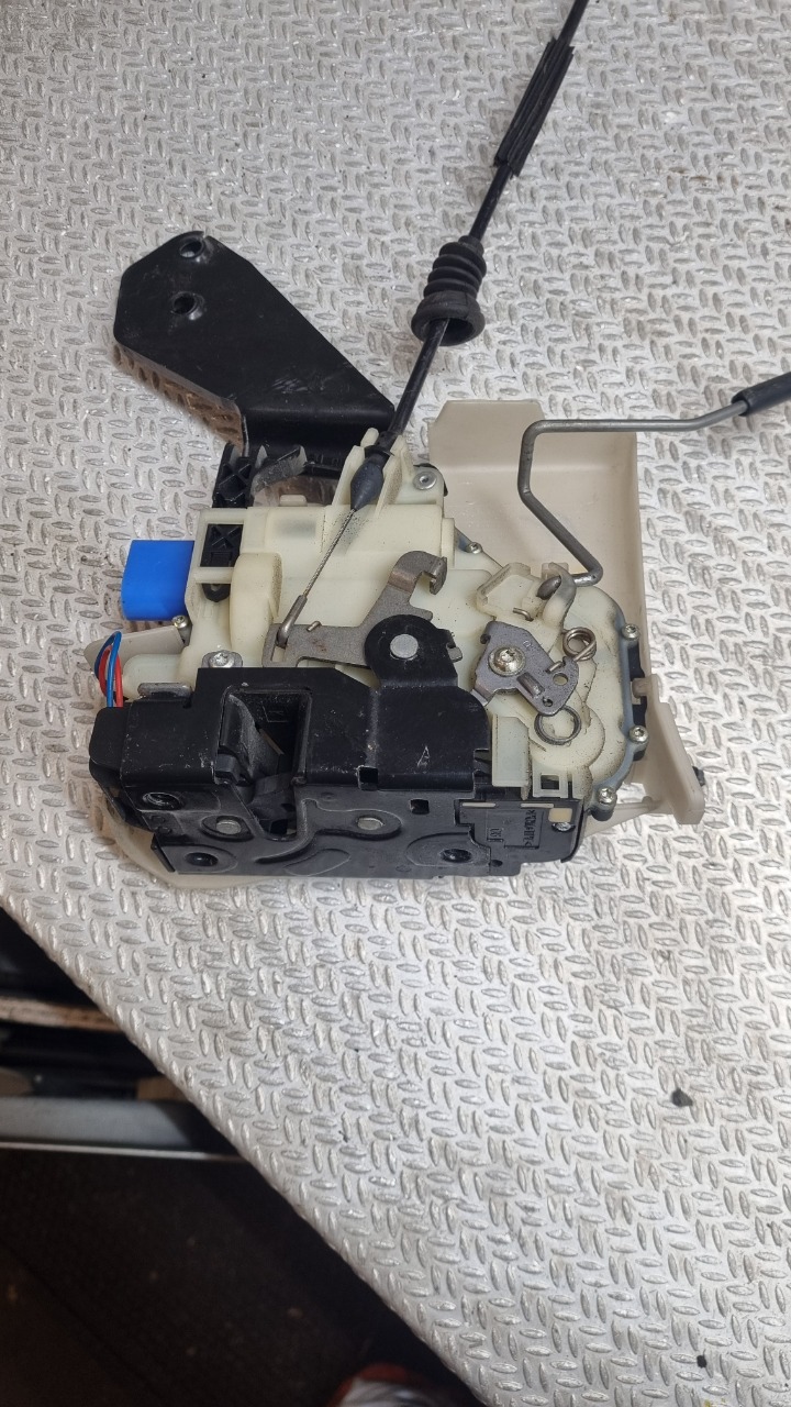 Låsekasse høyre til VW Transporter / Caravelle 2009-2015 (Fase 2) (T5) (T5) (VOLKSWAGEN|3B1 837 015 AQ|)