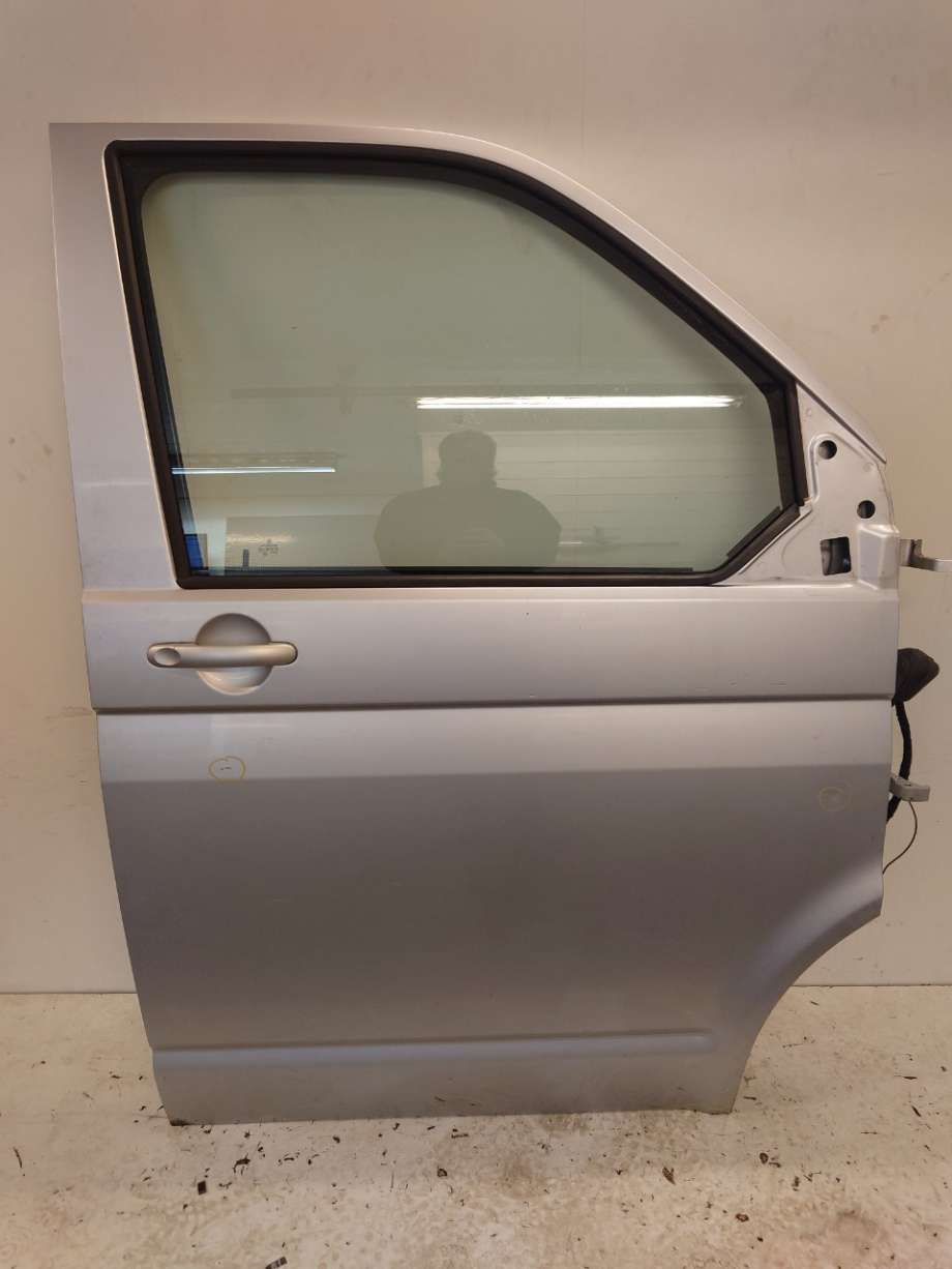 Dør høyre foran til VW Transporter / Caravelle 2003-2009 (Fase 1) (T5) (T5) (VOLKSWAGEN|7E5831056E|7LA831056C|)