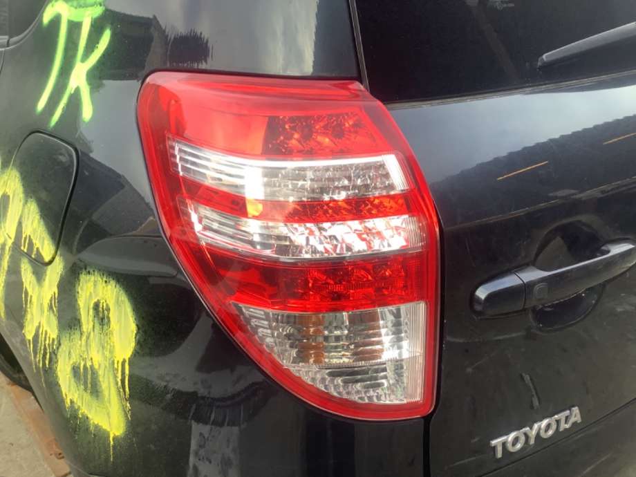 Baklykt venstre til Toyota RAV4, 2009-2013 (Type III, Fase 2)  (TOYOTA|8156142120)