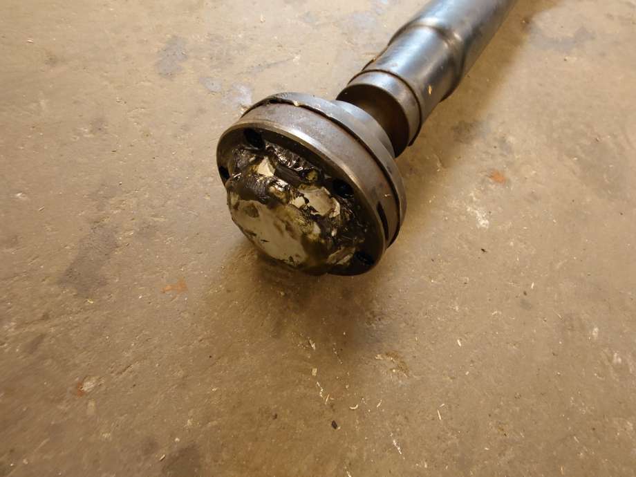 Mellomaksel til BMW 7-Serie 2000-2008 (E65/E66/E67/E88) (E65/E66/E67/E88) (BMW|26107527620|26 10 7 527 620|)