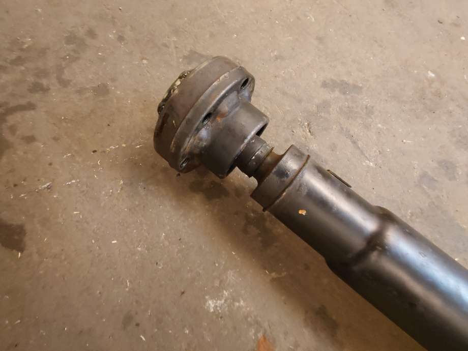 Mellomaksel til BMW 7-Serie 2000-2008 (E65/E66/E67/E88) (E65/E66/E67/E88) (BMW|26107527620|26 10 7 527 620|)