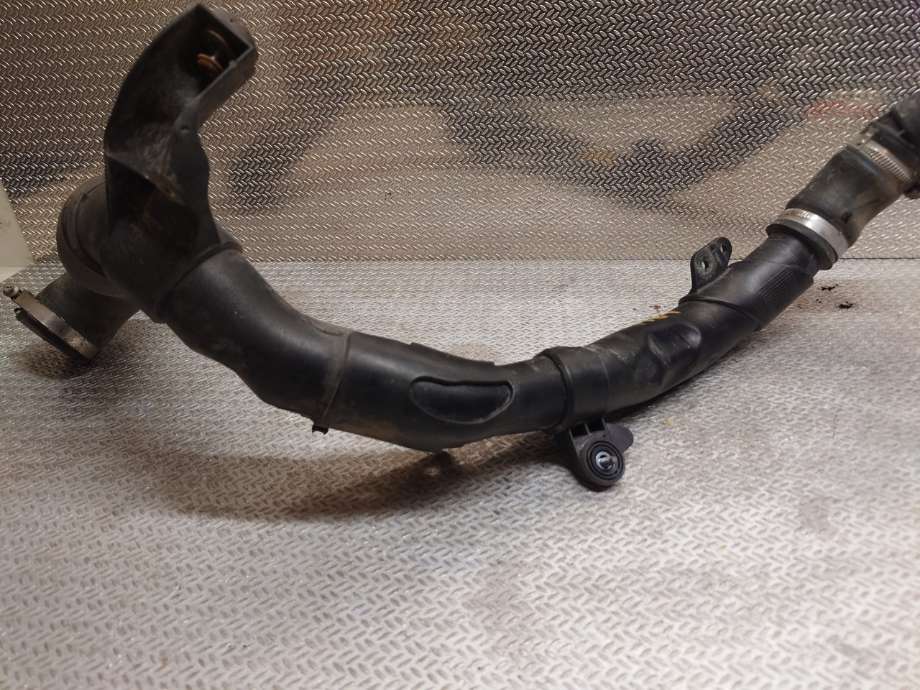 Turbo rør til VW Caddy 2010-2015 (Type III, Fase 2)  (VOLKSWAGEN|1K0145840AE|1K0 145 840 AE|)