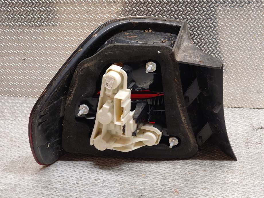 Baklykt høyre til BMW 3-Serie 2005-2011 (E90/E91/E92/E93) (E90/E91/E92/E93) (BMW|63216937458|63 21 6 937 458|)