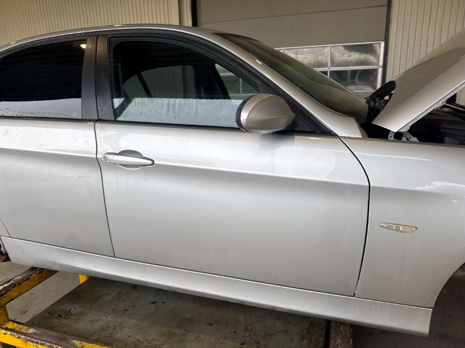 Dør høyre foran til BMW 3-Serie, 2005-2011 (E90/E91/E92/E93) (E90/E91/E92/E93) (BMW|41 51 5 A2A 386)