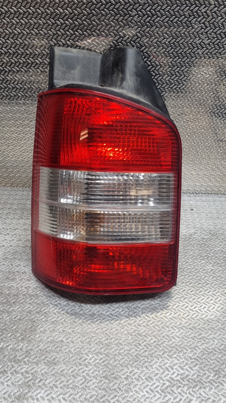 Baklykt venstre til VW Transporter / Caravelle, 2009-2015 (Fase 2) (T5) (T5) (VOLKSWAGEN|7H5945095L)