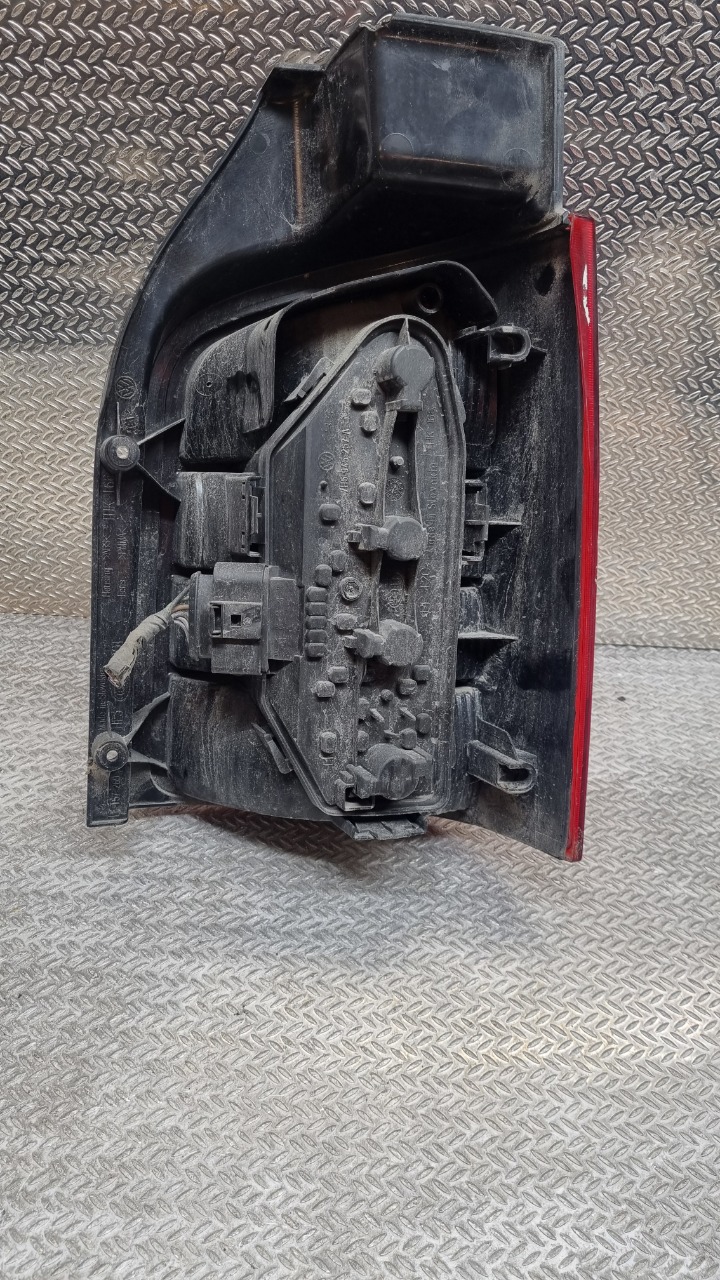 Baklykt venstre til VW Transporter / Caravelle 2009-2015 (Fase 2) (T5) (T5) (VOLKSWAGEN|7H5945095L|7H0 945 095 L)
