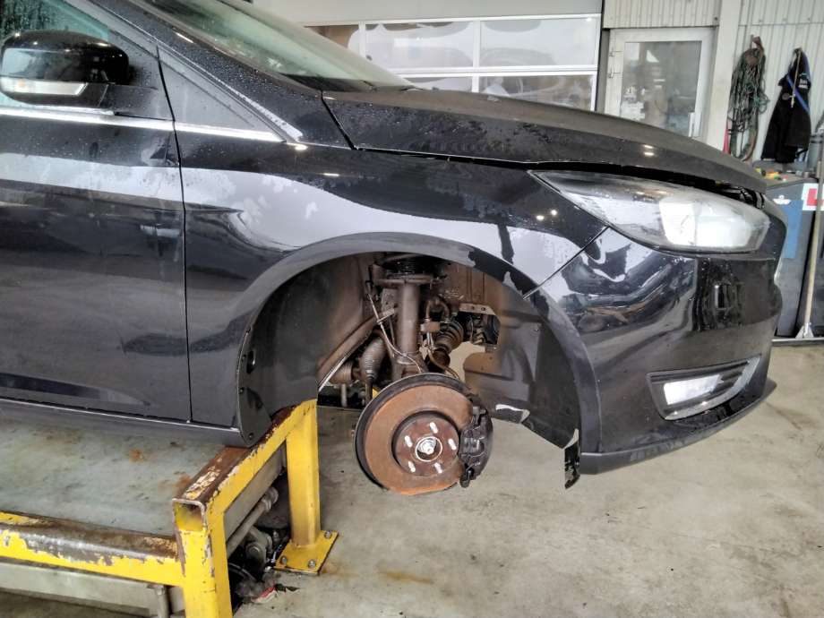 Skjerm høyre foran til Ford Focus, 2014-2018 (Type III, Fase 2)  (FORD|2171302)