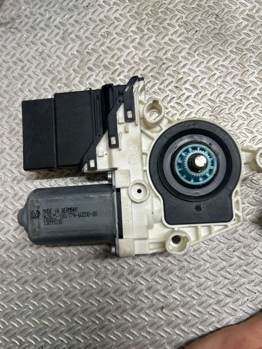 Ruteheis høyre til VW Tiguan, 2007-2011 (Type I, Fase 1) (VOLKSWAGEN|5N0959704D)