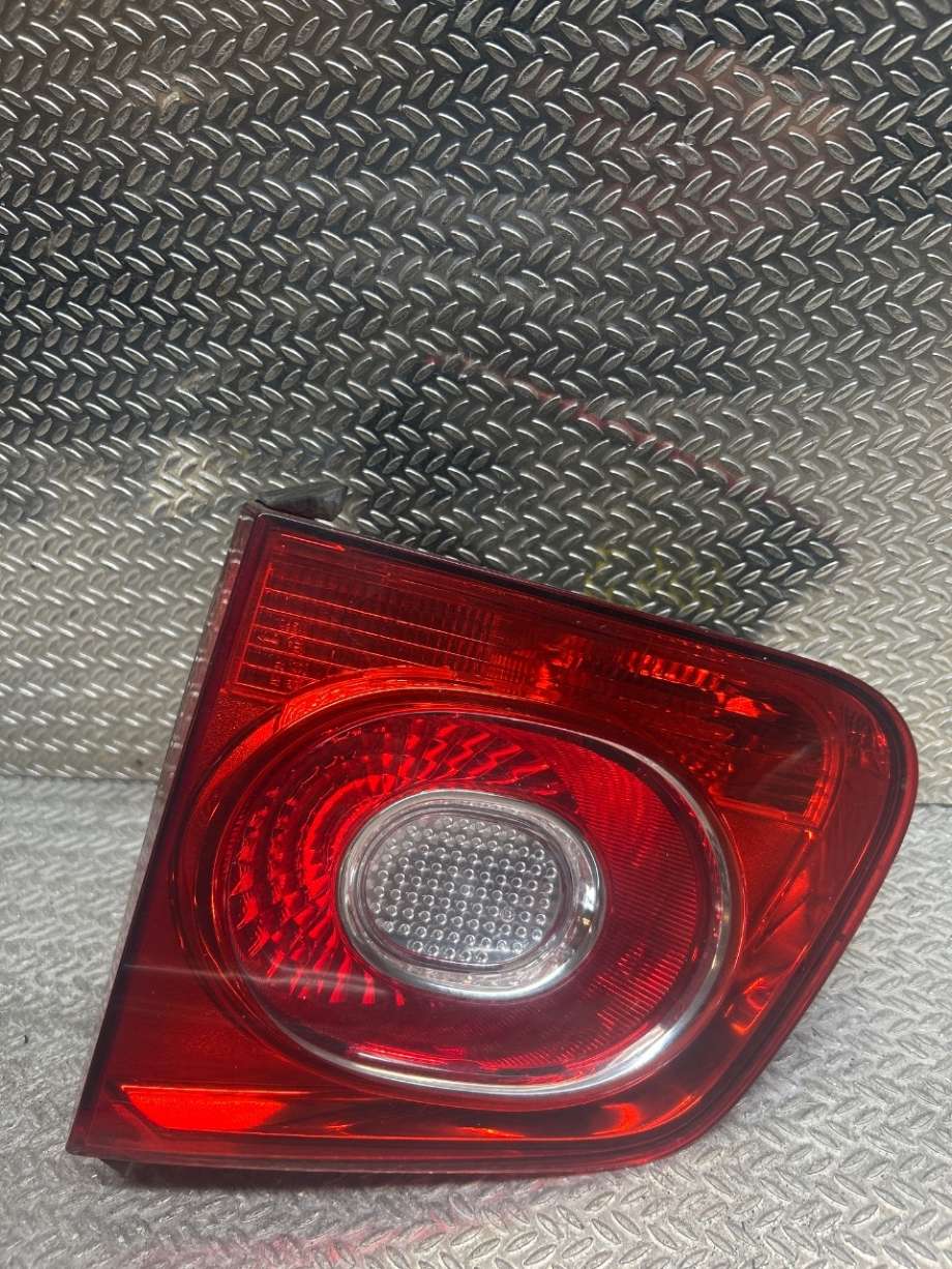Baklykt høyre indre til VW Tiguan, 2007-2011 (Type I, Fase 1)  (VOLKSWAGEN|5N0945108C)