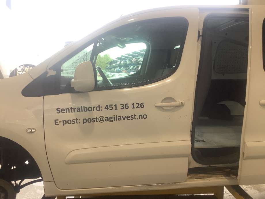Dør venstre foran til Peugeot Partner, 2015-2019 (Type II, Fase 2)  (PEUGEOT|)