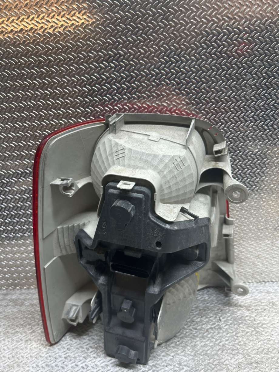 Baklykt høyre til VW Touran 2007-2010 (Type I, Fase 2)  (VOLKSWAGEN|1T0945096N||1T0945096G)