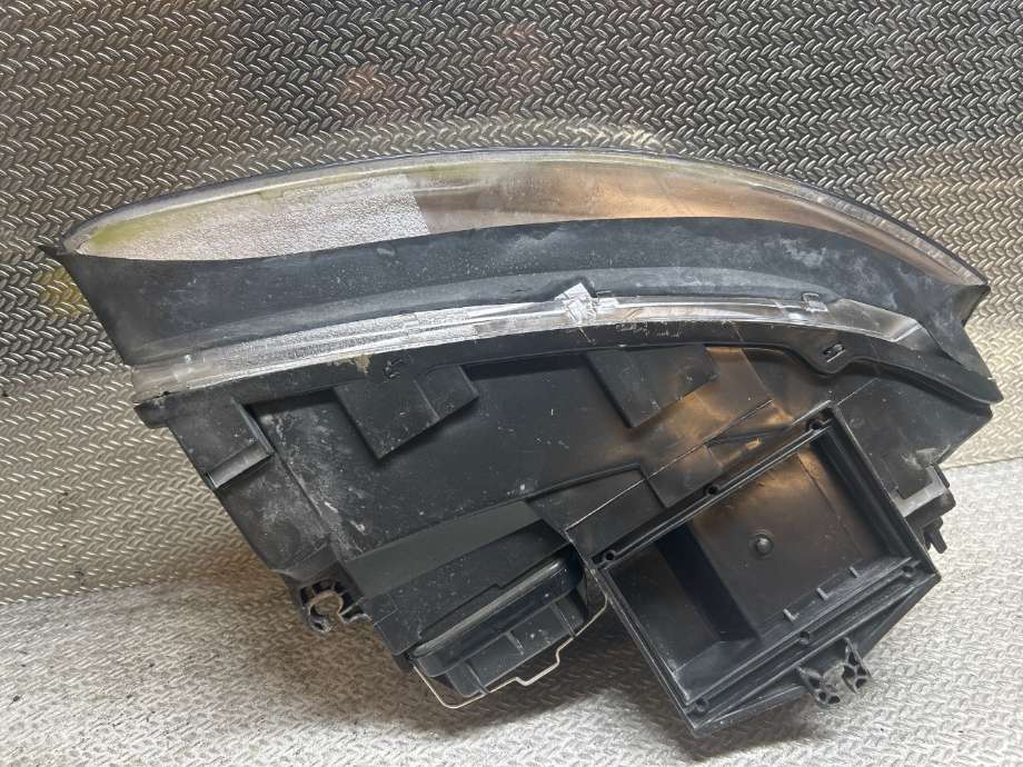 Frontlykt venstre halogen til Audi A4 2001-2004 (Type II) (B6) (B6) (AUDI|8E0941029C|8E0941003F)