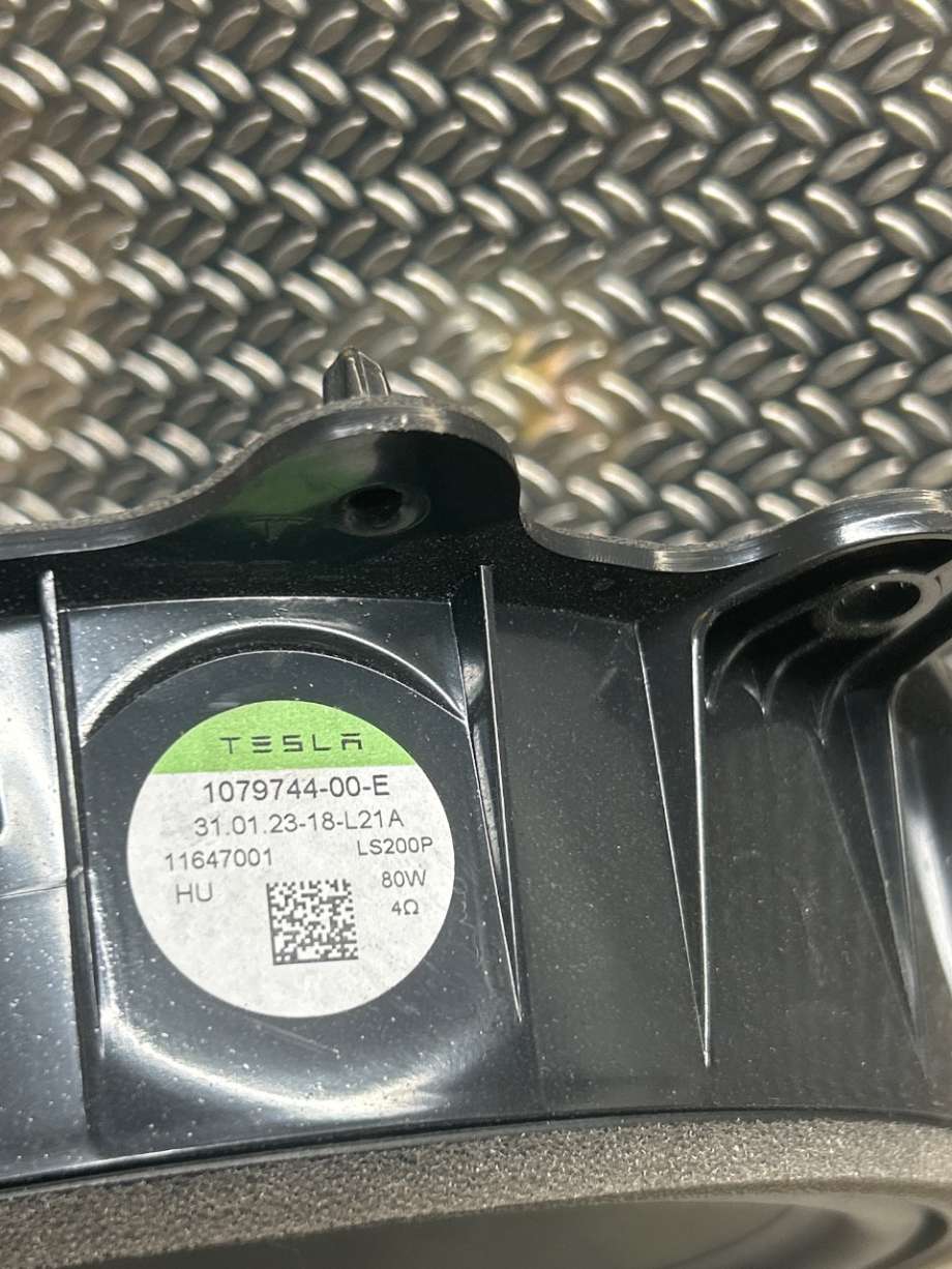 Bilstereo høyttaler til Tesla Model Y 2021-2024 (Type I)  (TESLA|10797440E|)