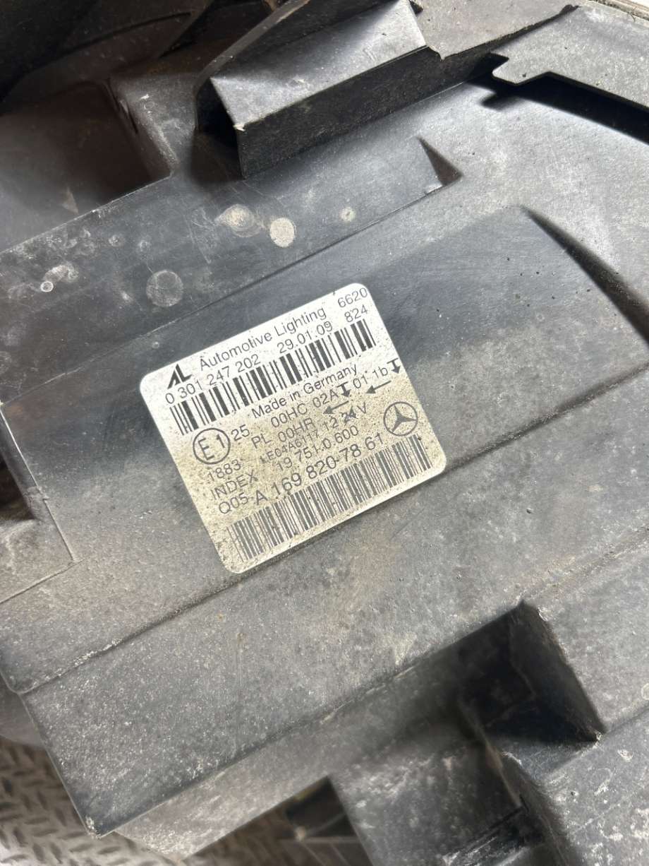 Frontlykt høyre halogen til Mercedes B-Klasse 2008-2011 (Fase 2) (W245) (W245) (MERCEDES|A1698207861|0301247202|A 169 820 78 61)