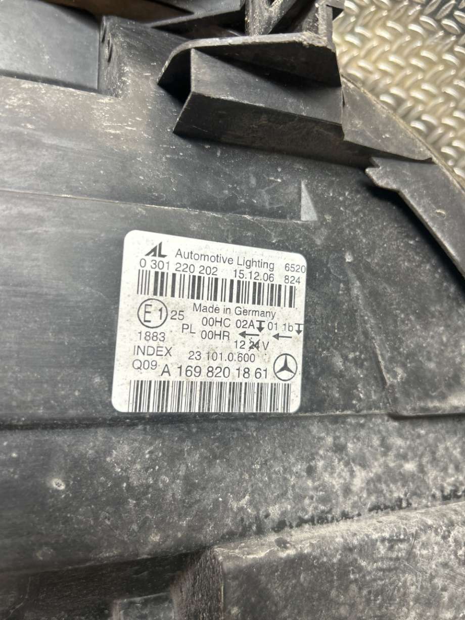 Frontlykt høyre halogen til Mercedes B-Klasse 2005-2008 (Fase 1) (W245) (W245) (MERCEDES|A1698201861|0301220202|A 169 820 18 61)