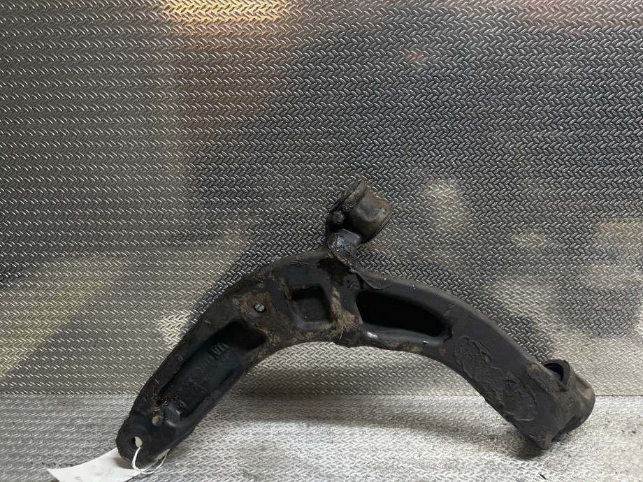 Bærebru høyre foran nedre til VW Transporter / Caravelle 2009-2015 (Fase 2) (T5) (T5) (VOLKSWAGEN|7E0407152B|7E0 407 152 B|)