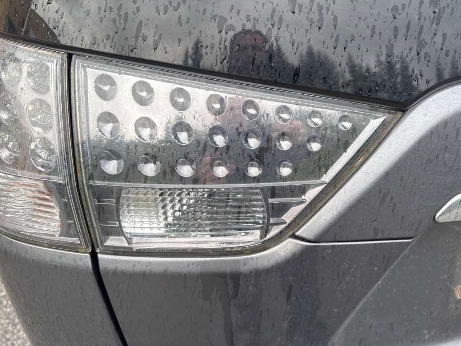 Baklykt venstre indre til Mitsubishi Outlander, 2010-2012 (Type II, Fase 2)  (MITSUBISHI|8331A005)