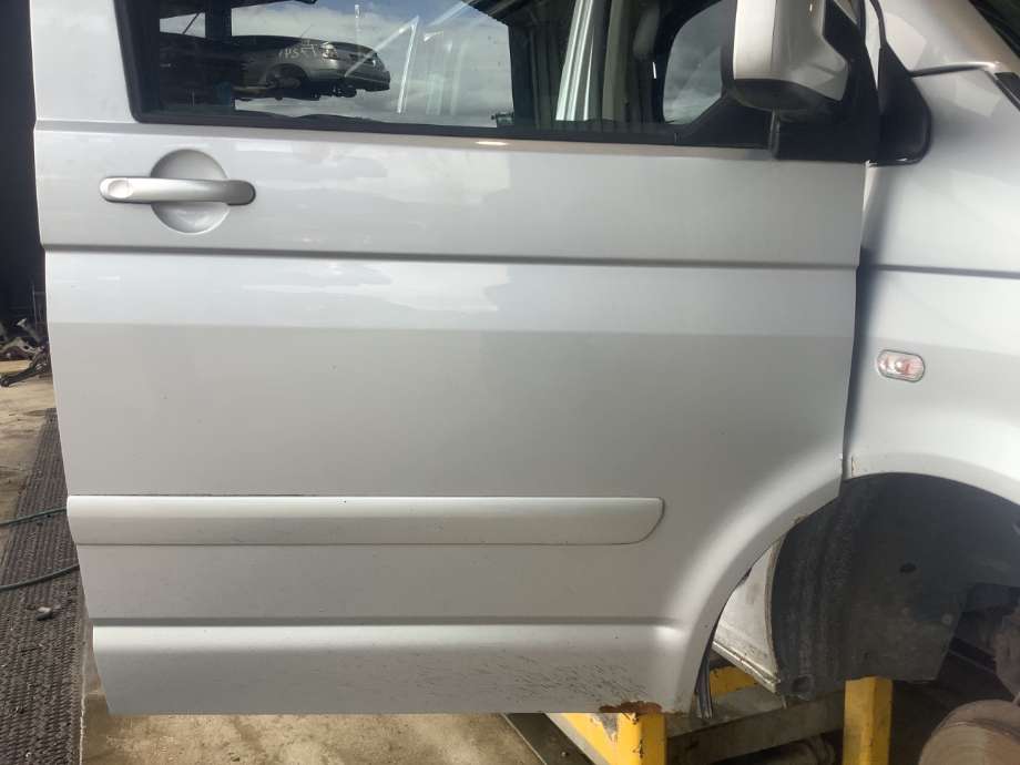 Dør høyre foran til VW Transporter / Caravelle, 2003-2009 (Fase 1) (T5) (T5) (VOLKSWAGEN|7E5 831 056 E)
