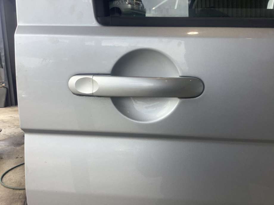 Dør høyre foran til VW Transporter / Caravelle 2003-2009 (Fase 1) (T5) (T5) (VOLKSWAGEN|7E5 831 056 E|7LA 831 056 C|)