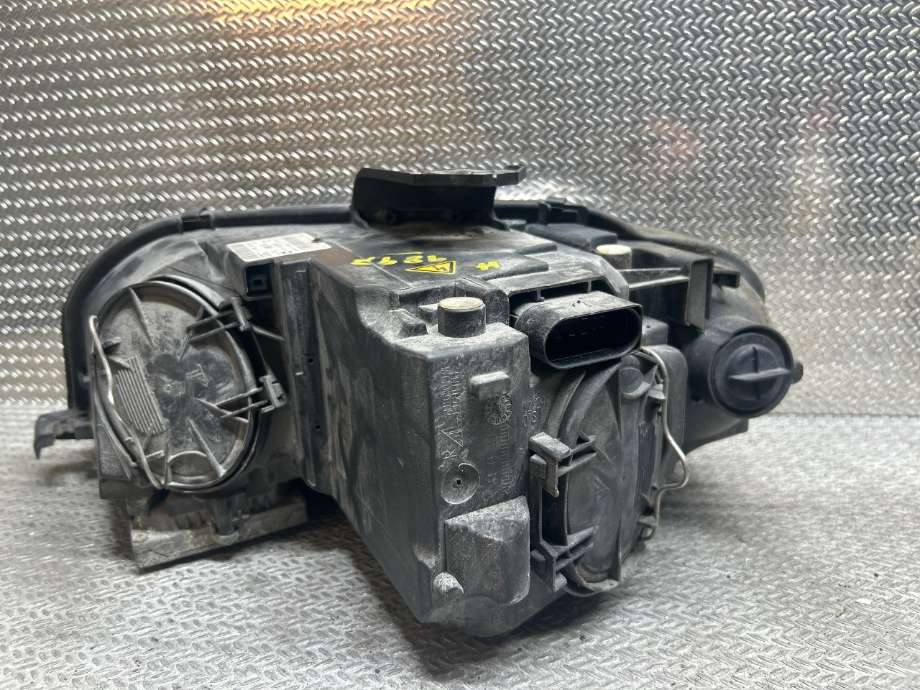 Frontlykt høyre xenon til Audi A3 2003-2008 (Type II, Fase 1)  (AUDI|8P0 941 030 R|0301231272|)