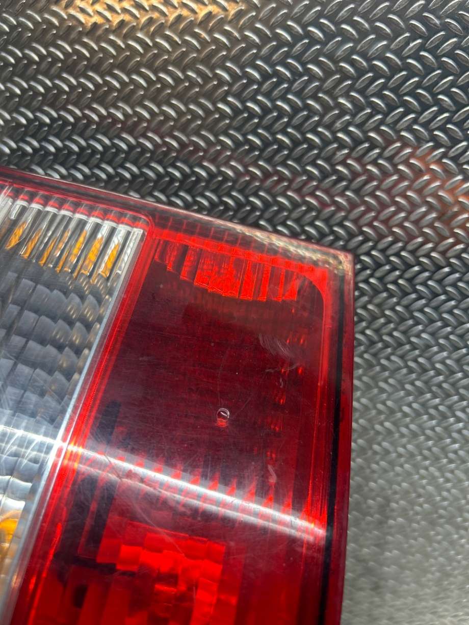 Baklykt venstre til VW Transporter / Caravelle 2003-2009 (Fase 1) (T5) (T5) (VOLKSWAGEN|7H5945095M|7H5 945 095 M|7H5945095L)