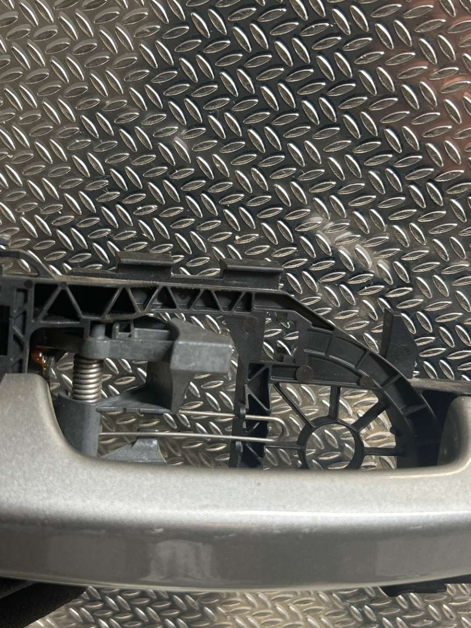 Dørhåndtak utv høyre bak til VW Passat 2011-2015 (B7) (B7) (VOLKSWAGEN|3C0837886J|3C0837206|)