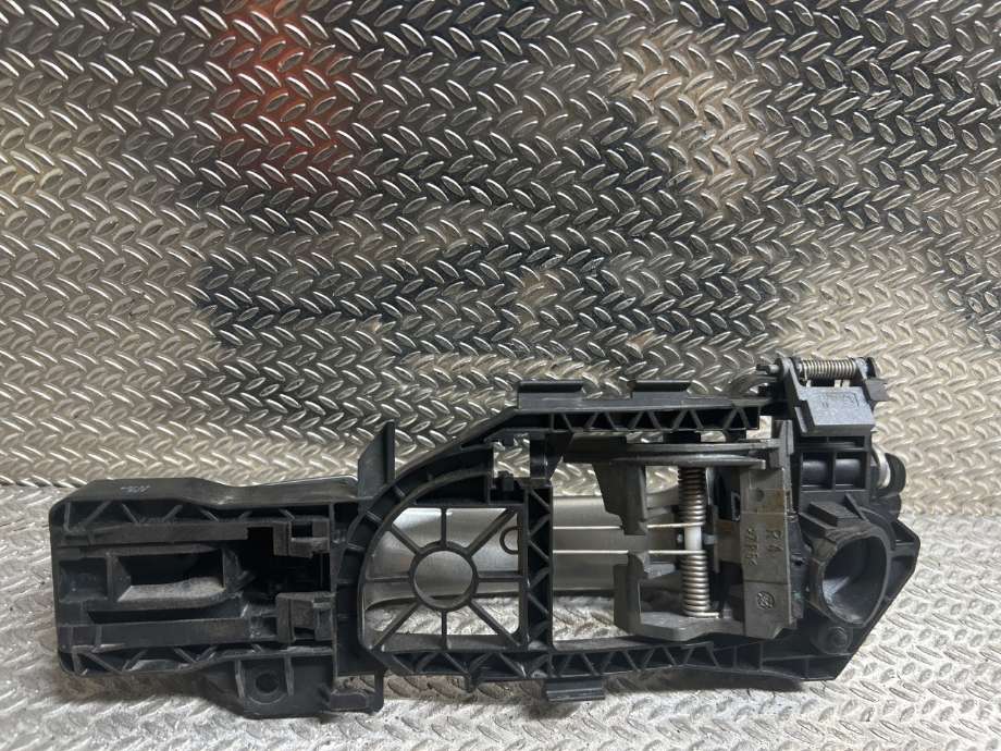 Dørhåndtak utv høyre bak til VW Passat 2011-2015 (B7) (B7) (VOLKSWAGEN|3C0837886J|3C0837206|)