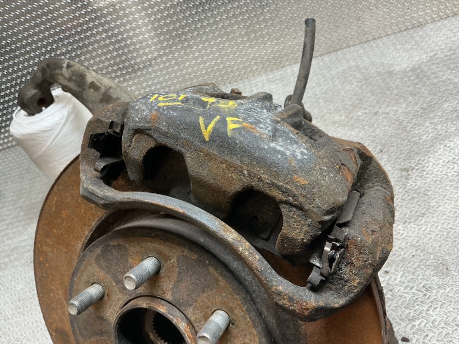 Bremsecaliper venstre foran til Nissan Navara, 2016-->> (D23) (D23) (NISSAN|410114JA0B)