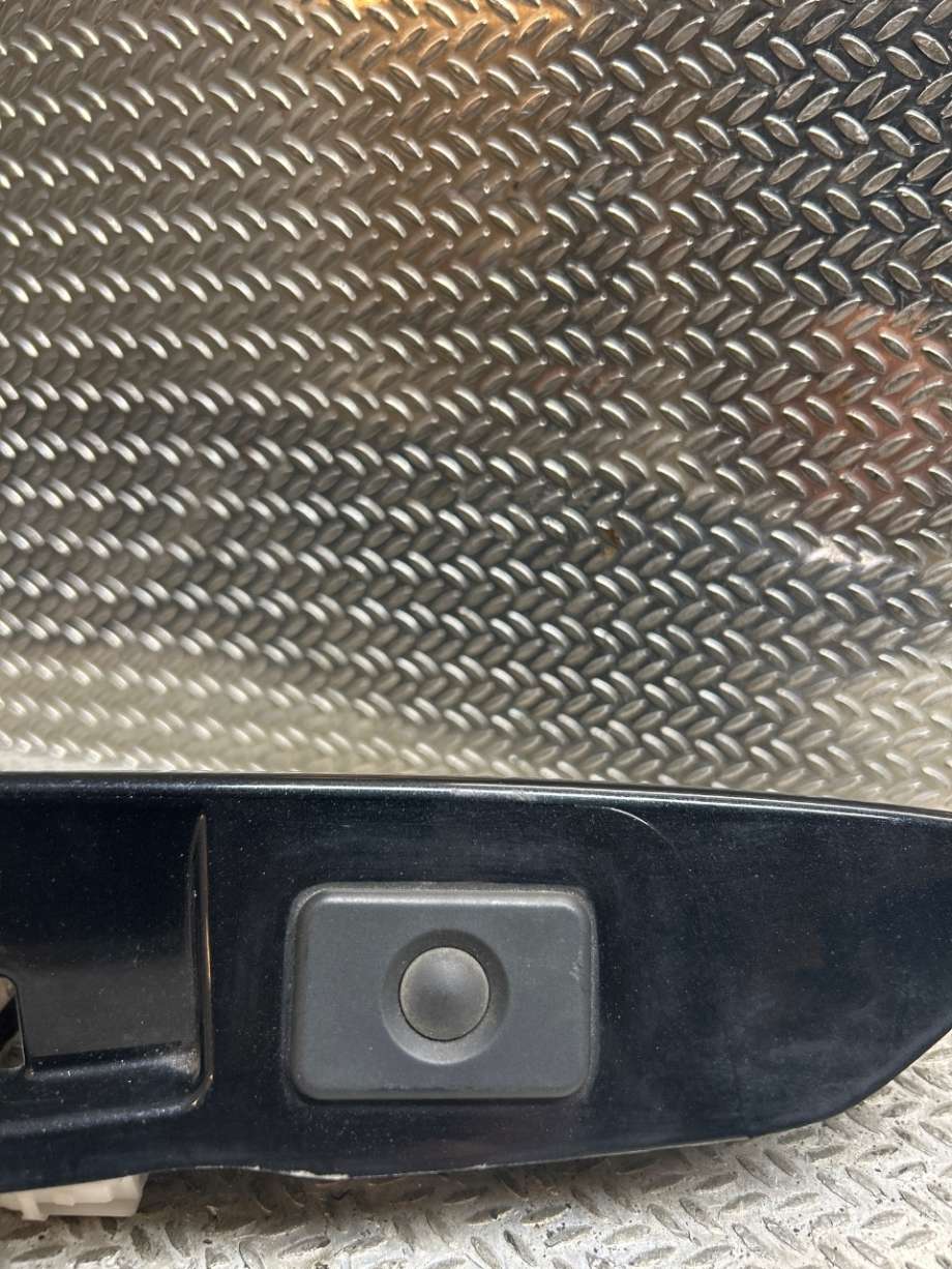 Bryter baklukeåpner til Mazda CX-5, 2012-2017 (Type I)  (MAZDA|KD45676S0A)