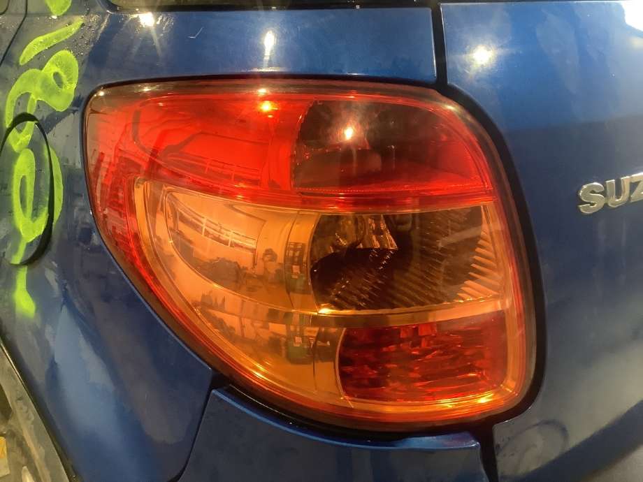 Baklykt venstre til Suzuki SX4, 2006-2009 (Type I, Fase 1)  (SUZUKI|)