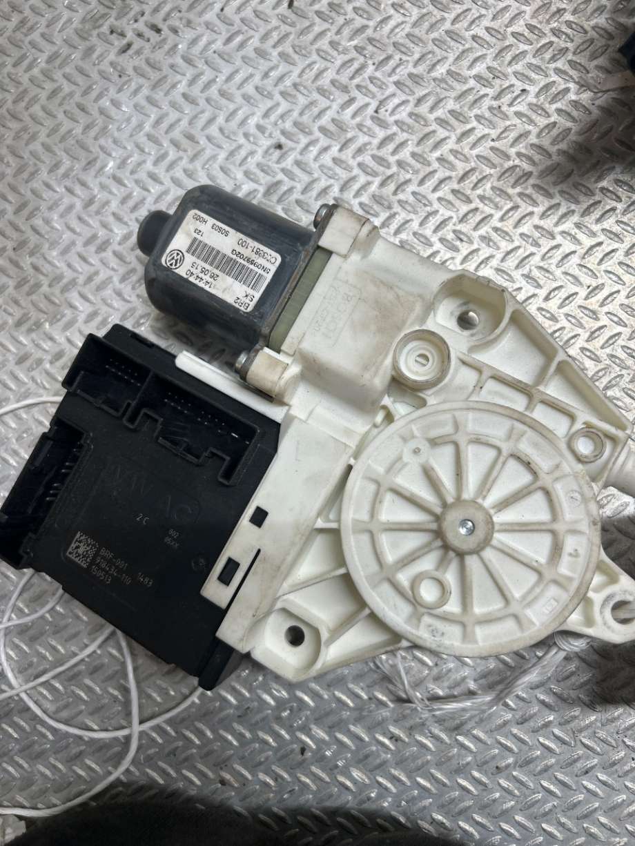 Ruteheis høyre til VW Tiguan 2011-2016 (Type I, Fase 2) (VOLKSWAGEN|5N0959702G|0130822467)