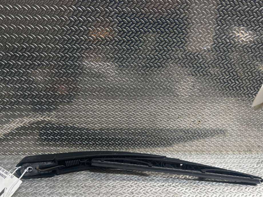Viskerarm bakrute til Hyundai i30 2007-2012 (Type I)  (HYUNDAI|988112L000|)