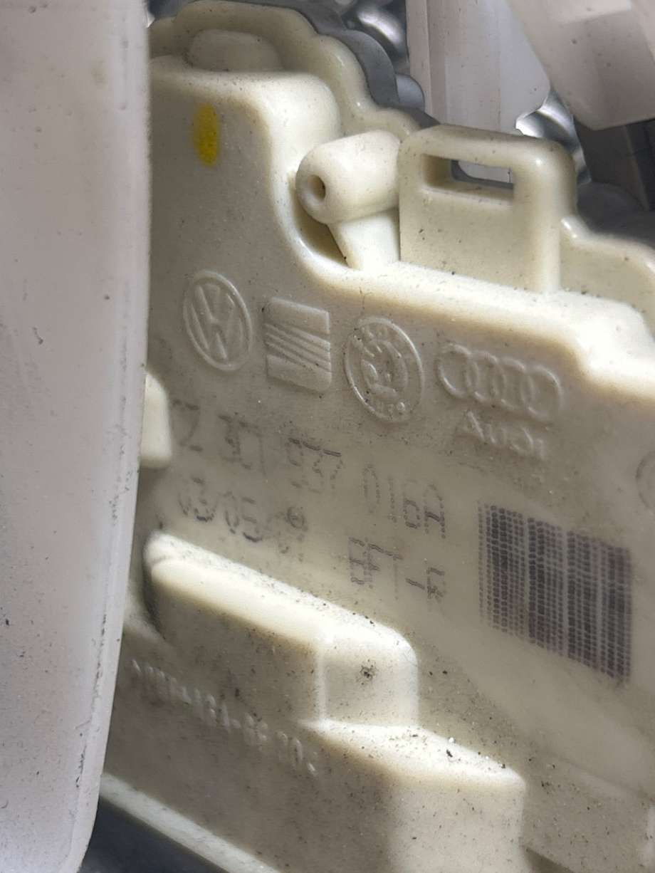 Låsekasse høyre til VW Passat 2005-2010 (B6) (B6) (VOLKSWAGEN|3C1837016A|3C1 837 016 A|3C1 837 016A)
