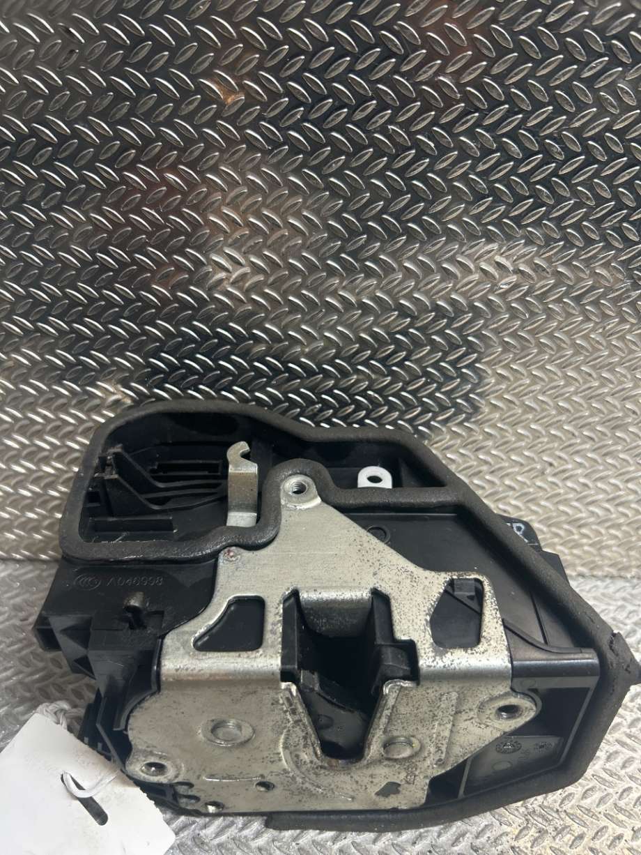Låsekasse høyre til BMW 5-Serie 2003-2010 (E60/E61) (E60/E61) (BMW|51227202148|)