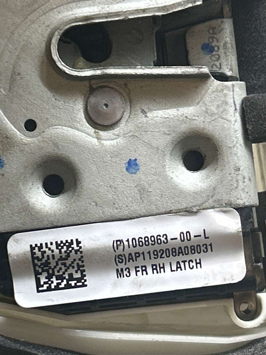Låsekasse høyre til Tesla Model 3 2018-2023 (Fase 1)  (106896300L|1068963-00-L|)