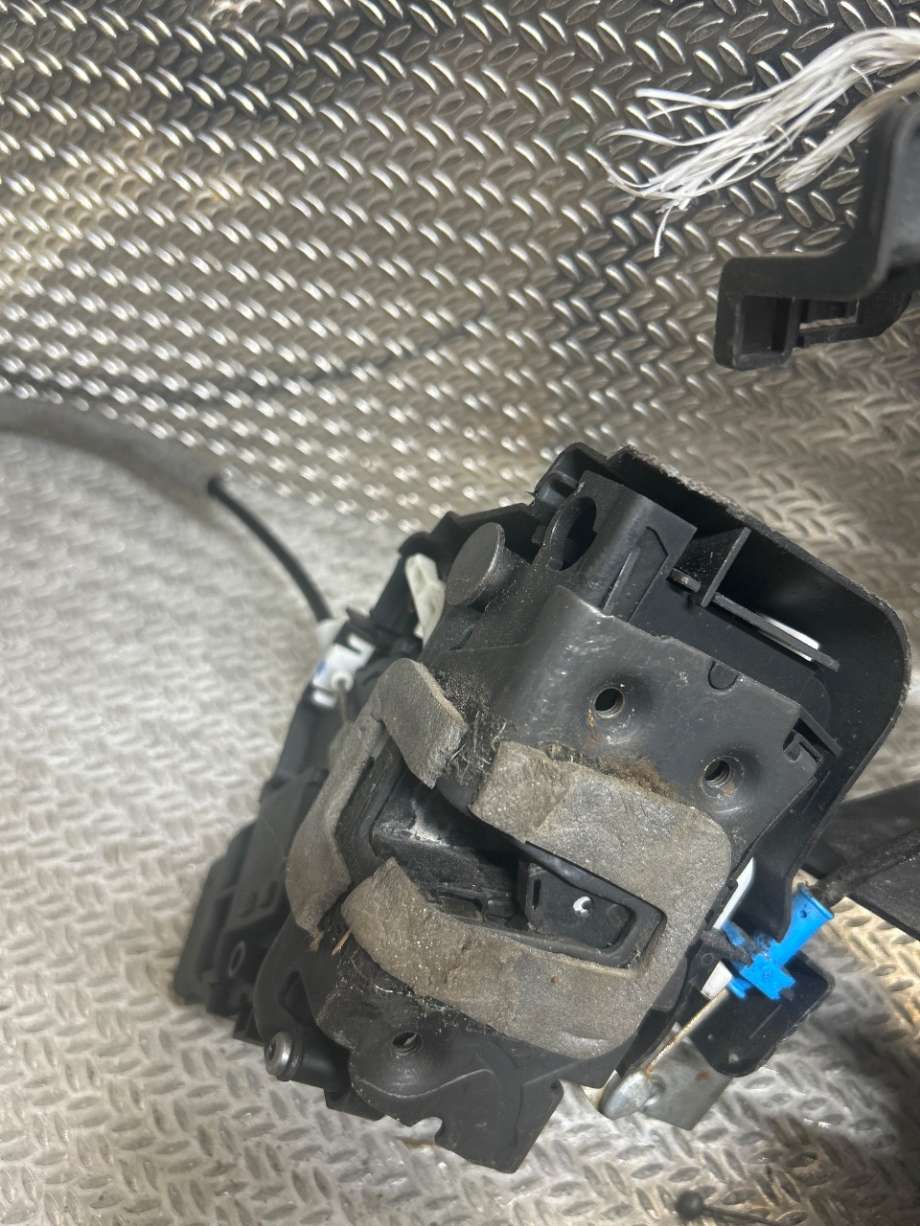 Låsekasse høyre til Ford Mondeo 2007-2010 (Type IV, Fase 1) (FORD|1791406|8M2A-R21812-AB|8M2A-R21812-AA)
