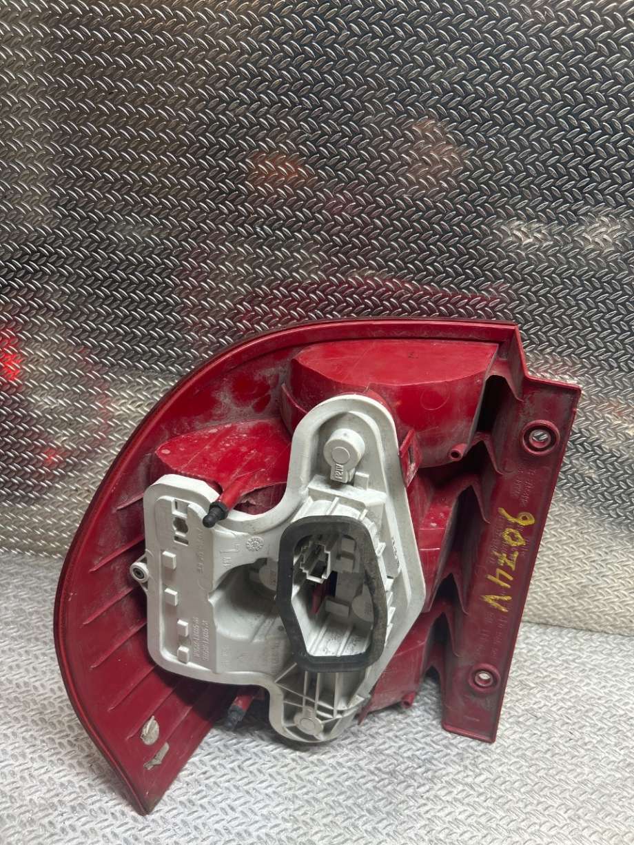 Baklykt venstre til Škoda Yeti 2009-2013 (Fase 1)  (SKODA|5L0945111|5L0 945 111|)