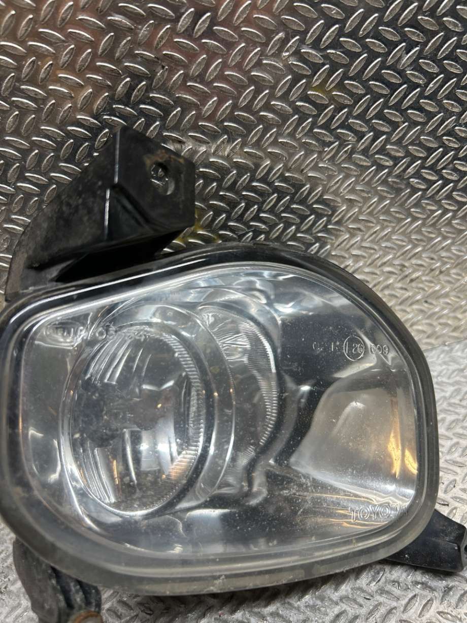 Tåkelykt høyre foran til Toyota Avensis 2003-2008 (Type II)  (TOYOTA|8121005060|8121105060|81210-05060)