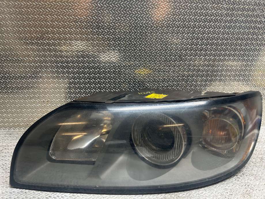 Frontlykt venstre halogen til Volvo V50 2004-2007 (Fase 1) (VOLVO|31335221|0301198203|30698885)