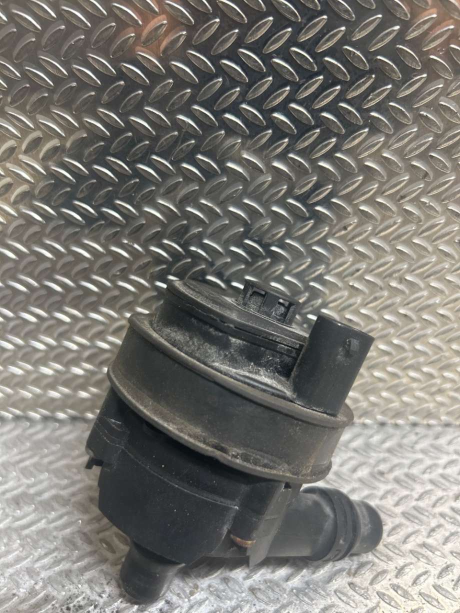 Sirkulasjonspumpe til BMW i3 2013-2022  (BMW|64116834917|A0005001486|9147359)